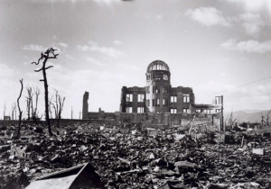 epa02271796 (FILES) A handout photograph of the Hiroshima A-bomb Dome photographed by the U.S. military following the atomic bomb drop on Hiroshima that killed over 140,000 people on 06 August 1945. The building, originally Hiroshima Prefectural Industrial Promotion Hall, was just 160 meters northwest of the hypocenter. United Nations Secretary General Ban Ki-moon arrived in Japan 03 August 2010 to visit Hiroshima and Nagasaki, the two cities where the US military dropped atomic bombs 65 years ago. Ban will be the first UN secretary general to attend the Peace Memorial Ceremony in Hiroshima. For the first time the United States will send an envoy to the memorial. The US bomber Enola Gay dropped an atomic bomb on Hiroshima on 06 August 1945, killing tens of thousands of people in seconds. By the end of the year, 140,000 had died from the effects of the bomb. On 09 August a second atomic bomb was exploded over Nagasaki, killing more than 73,000 people.  EPA/A PEACE MEMORIAL MUSEUM HANDOUT  EDITORIAL USE ONLY Dostawca: PAP/EPA.